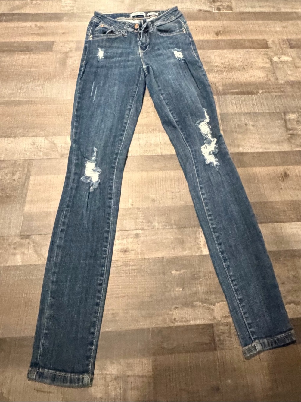 Ripped Skinny Jeans in Medium Blue